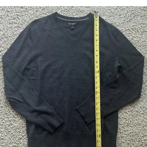 Men’s Banana Republic Grey Extra Fine Merino Wool V Neck Sweater Size M - Picture 4 of 5